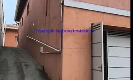 Casa Comercial 166m² sendo 305 de metros quadrados de área total , com 4 salas, 2 banheiros e 2 vagas de garagem.