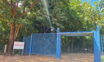 Rancho 585m²  04 dormitórios, 05 banheiros e 05 vagas de garagem, piscina e churrasqueira.  condomínio com portaria.  excelente localização entre as