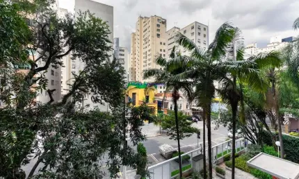 Apartamento 228,32m², 04 dormitórios (sendo 01 suíte), 03 banheiros, 02 vagas de garagem e dependência de empregada.  condomínio com portaria