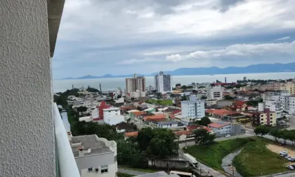 Excelente apto 2 dorms /sendo 1 suíte, com vista panorâmica em Barreiros.