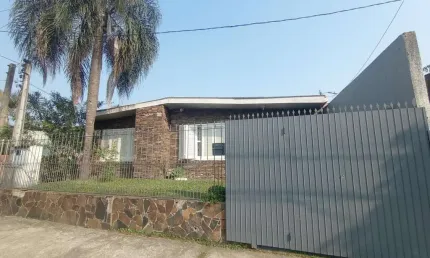 Casa à venda com 4 Dormitórios, Vaga de garagem para 3 veículos, churrasqueira e Pátio com Árvores Frutíferas.