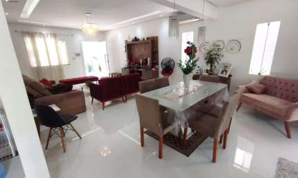 CASA TÉRREA COM 3 QUARTOS SENDO 2 SUÍTES! ÁREA TOTAL DE 450M²