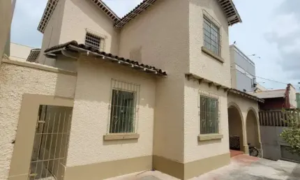 CASA COMERCIAL/RESIDENCIAL DE 2 PAVIMENTOS NA VEIGA CABRAL! ÁREA TOTAL DE 354M². 8 VAGAS DE GARAGEM.