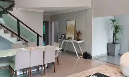 -COP 30 - CASA DE 2 PAVIMENTOS COM 3 SUÍTES NO CONDOMÍNIO GREENVILLE 2! -ÁREA PRIVATIVA DE 650M². -ÁREA TOTAL DE 578M². -04 VAGAS DE GARAGEM NASCENTE.
