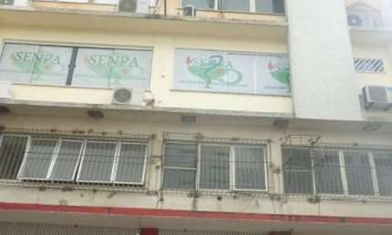 SALA COMERCIAL NO ED. AMÉRICO NICOLAU DA COSTA Localizada na Rua Santo Antônio. Medindo 45,00m².