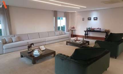 -COP 30 - CASA DE 2 PAVIMENTOS COM 9 QUARTOS SENDO 5 SUÍTES NO CONDOMÍNIO LAGO AZUL! -ÁREA PRIVATIVA DE 1.500M². -08 VAGAS DE GARAGEM. -NASCENTE.