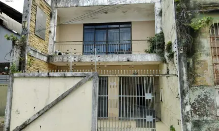 CASA DE 2 PAVIMENTOS COM 5 QUARTOS SENDO 4 SUÍTES NO BAIRRO DA CAMPINA! ÁREA PRIVATIVA DE 454M². 02 VAGAS DE GARAGEM. NASCENTE.