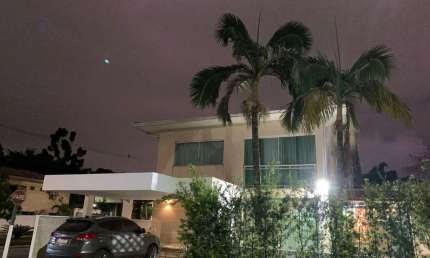CASA DE 2 PAVIMENTOS COM 3 SUÍTES + GABINETE NO CONDOMÍNIO FECHADO OÁSIS! ÁREA PRIVATIVA DE 275M². 02 VAGAS DE GARAGEM. NASCENTE.