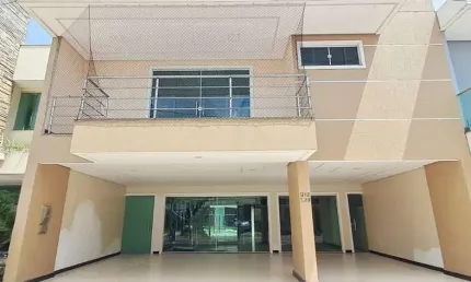 CASA DE 2 PAVIMENTOS EM CONDOMÍNIO FECHADO COM 4 QUARTOS SENDO 3 SUÍTES! ÁREA PRIVATIVA DE 195M². 03 VAGAS DE GARAGEM. NASCENTE.