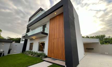 RECREIO DOS BANDEIRANTES: LINDA CASA TRIPLEX COM 4 SUÍTES E 460m² À VENDA