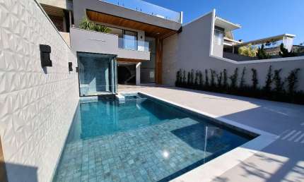 Casa Alto Padrão triplex recém construída 4 suites em Condomínio