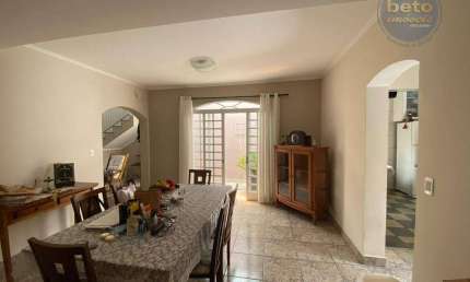 Casa residencial ou comercial à venda no Bairro Vila Nova!