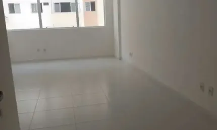 Sala nascente no aero empresarial, 30m² com sanitário e vaga coberta..