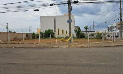 Terreno de 357,62m² no Parque Universitário em Americana-SP: Oportunidade na Av. Cillos, Facilidade de Pagamento!