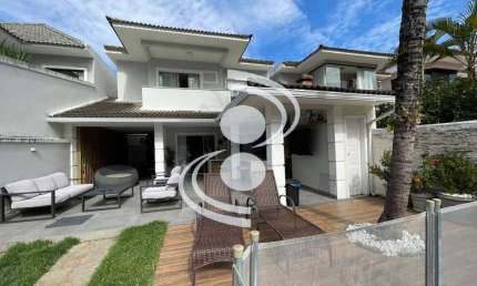 Exclusiva Residência Duplex em condomínio fechado com segurança 24h e Lazer