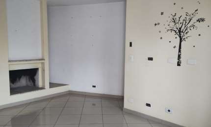 Sobrado de vila fechada com portão automático com 320 m² de área construída