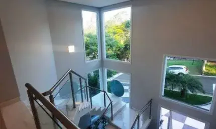 Maravilhosa casa de condomínio para aluguel possui 440 metros quadrados com 4 Suítes.