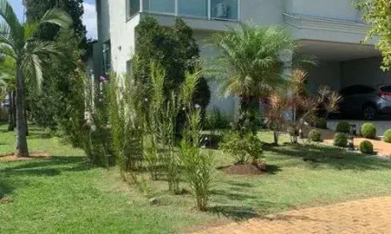 Linda Casa de condomínio para venda possui 445 metros de terreno com 4 suites .