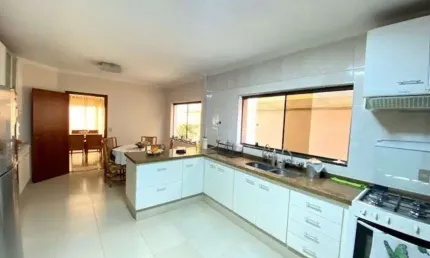 linda Casa de condomínio para venda tem 370 metros quadrados com 4 quartos sendo 2 suites.