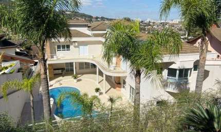 Oportunidade Linda casa de condomínio para venda possui 1190.67 mts com 5 suites com closet.