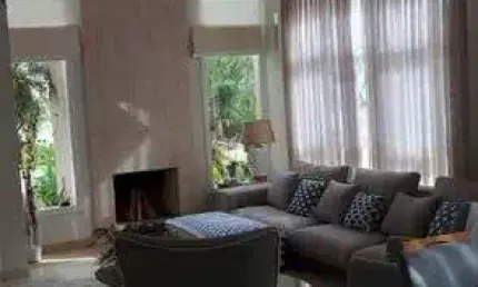 Linda casa de condomínio para aluguel / venda com 286 metros com 5 quartos + piscina .