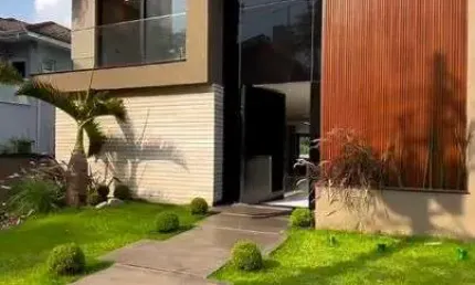 Maravilhosa casa no centro de alphaville próximo ao clube . Com 720 metros .