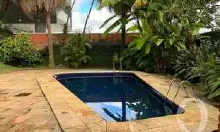 Ampla casa 560 metros 4 dormitórios piscina e churrasqueira.