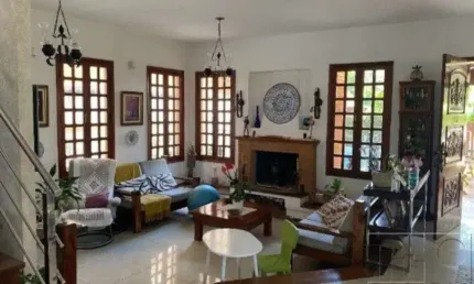 Casa para aluguel possui 420 metros quadrados com 4 quartos sendo 2 suites .