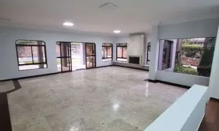 linda casa de esquina de condomínio para aluguel ou venda com aproximadamente 900 metros terreno .