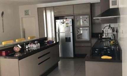 Casa para aluguel possui 485 metros quadrados com 5 suítes, sendo a master com closet