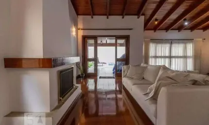 Casa no ondomínio Residencial Alphaville 9 para venda possui 320 metros quadrados com 4 quartos