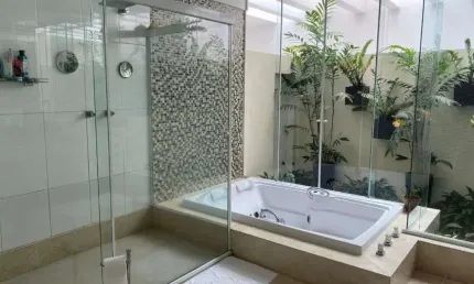Casa para venda tem 600 metros sendo 5 suites . Inédita.