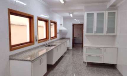 Casa para aluguel tem 364 metros quadrados com 3 quartos sendo 1 suite