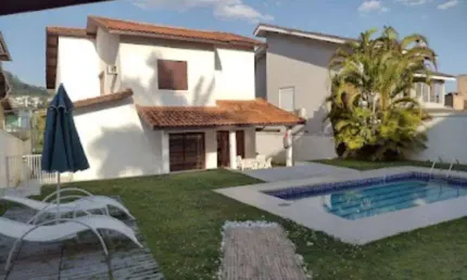 Casa de condomínio para aluguel com 280 metros quadrados com 4 quartos sendo 2 suites .