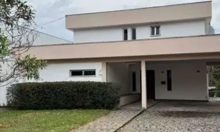 Ótima localização. casa com 4 amplos dormitórios.piscina e churrasqueira.centro alphaville. 560 mts