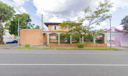 Casa de esquina com 4 quartos no Mercês em Curitiba