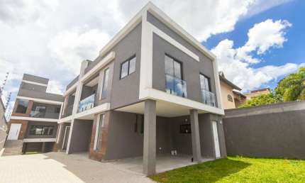 Sobrado Triplex com 3 Quartos no Tingui em Curitiba