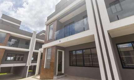 Sobrado Triplex com 3 Quartos no Tingui em Curitiba