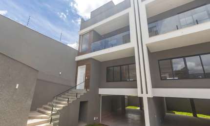 Sobrado Triplex com 4 Quartos no Tingui em Curitiba