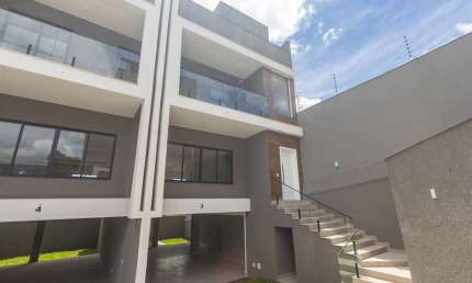 Sobrado Triplex à venda com 4 quartos no Tingui em Curitiba