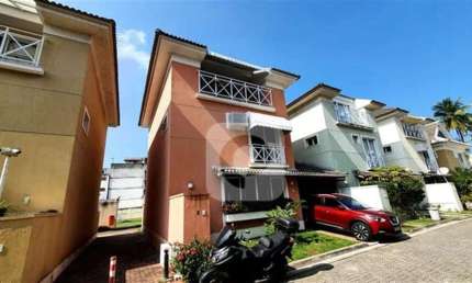 Aconchegante casa em condomínio fechado à 300m da praia!