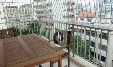 Lindo apartamento na Tijuca todo reformado próximo ao metrô com duas vagas na garagem.