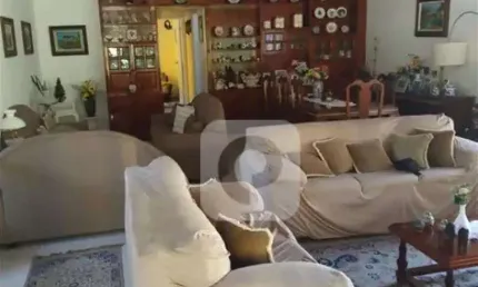 Casa 481m² 6 Quartos 2 Suítes 4 Vagas Piscina Sauna Churrasqueira Condomínio Fechado a Venda