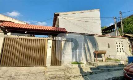 Maravilhosa casa de dois andares em condomínio fechado.