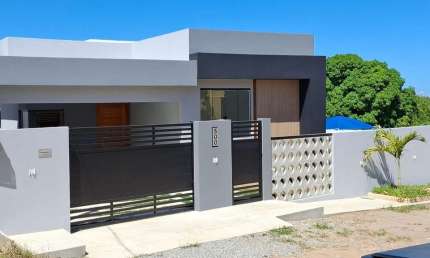 LINDA CASA INDEPENDENTE LINEAR - 3 QUARTOS - BALNEÁRIO SÃO PEDRO - SÃO PEDRO DA ALDEIA/RJ