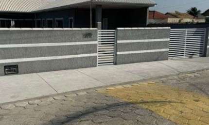 Casa à venda com piscina, localizada em condomínio com segurança 24hrs.
