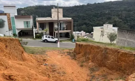 Terreno em condomínio fechado à venda na Rua Doutor João Navarro Saggioro, Grama, Juiz de Fora, 420 m2 por R$ 240.000