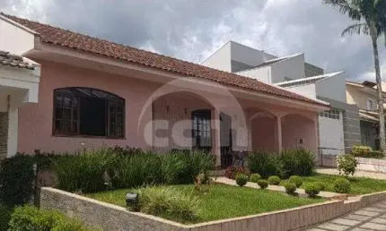 Belíssima Residência Térrea em Condomínio Parque dos Principes.