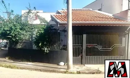 Casa térrea bem localizada, 03 dormitórios, 01 suite, 02 vagas, vários comércios na região.