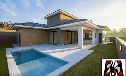 Casa térrea em condomínio fechado de alto padrão, 04 suites